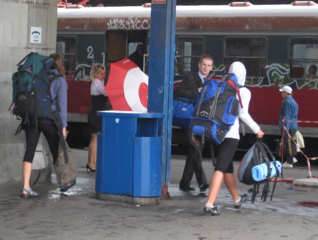 brzydki dworzec i turyści - Radio Merkury