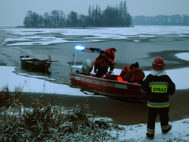 Akcja ratunkowa na jeziorze lód - PSP w Poznaniu
