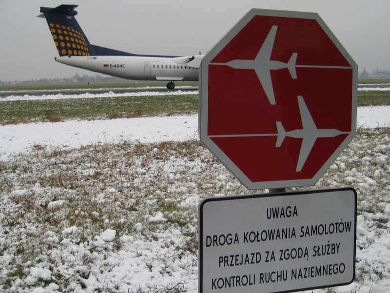 Ląduje samolot - zima - Wojciech Chmielewski