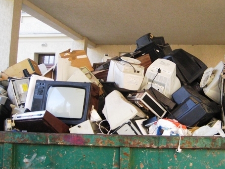 Elektrośmieci w kontenerze  - Archiwum Radia Merkury