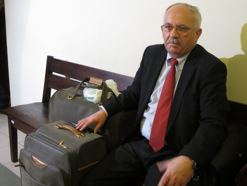 Henryk Stokłosa, na walizkach  - Magda Konieczna