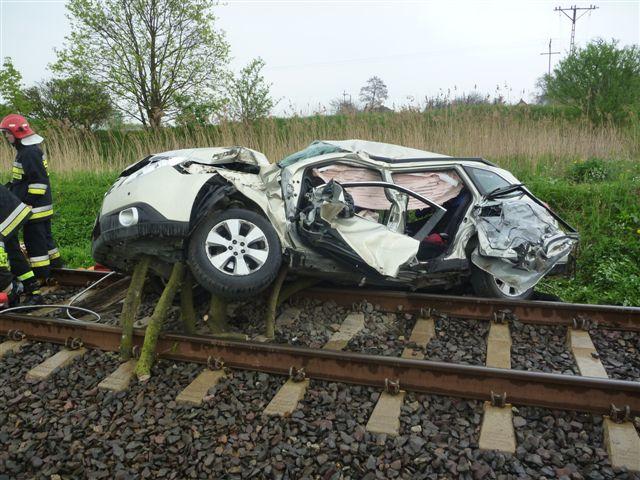 Auto na torach, zderzenie z szynobusem - KMPSP w Poznaniu