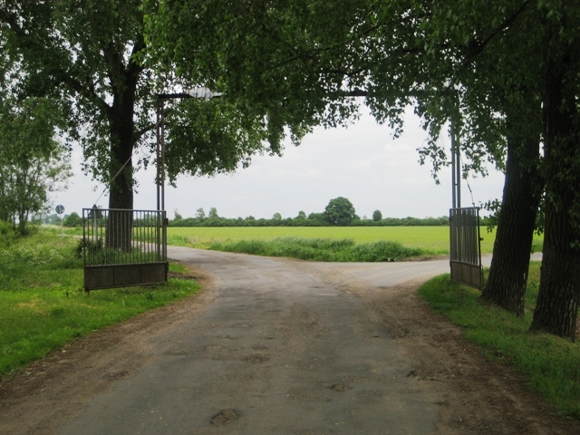 Brama na drodze - Rafał Regulski