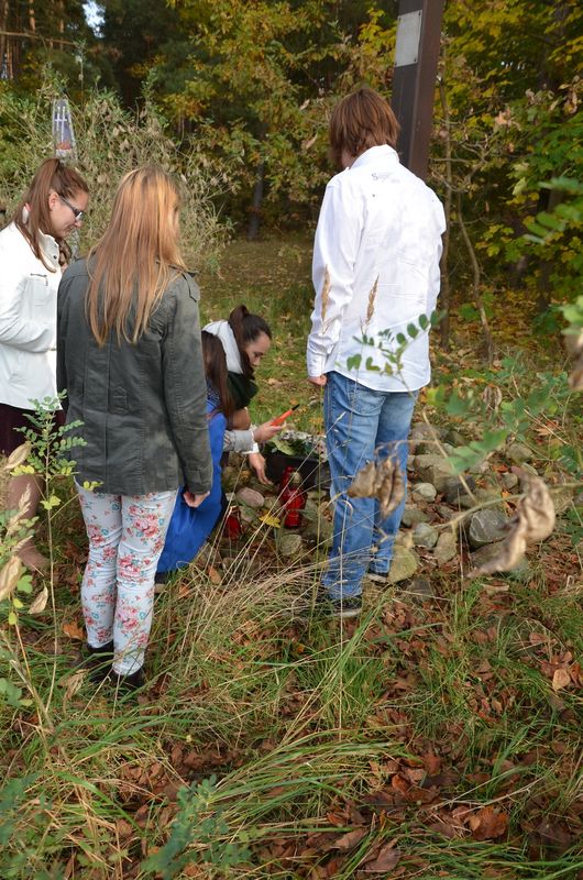 Młodzież ze Zespołu Szkół w Sierakowie zapaliła znicze w miejscach pamięci