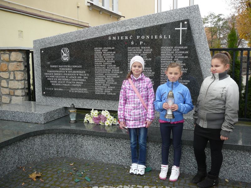  Uczniowie klasy 3A SP nr 1 i wychowawczyni  Agnieszka Szymczyk zapalili znicz w Turku przy Pomniku Nauczycieli