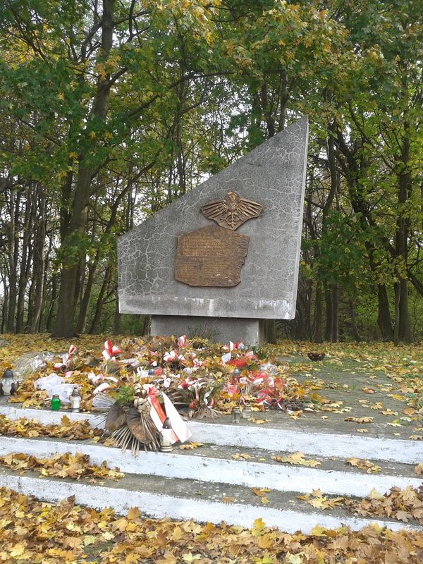 Znicz zapalony pod pomnikiem mieszkańców wsi Łagiewniki i okolic Biedruska zamordowanym przez Niemców
