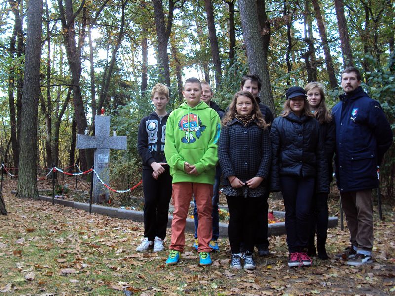 Uczniowie SP w Dąbrowie grób księży w lasach zakrzewskich