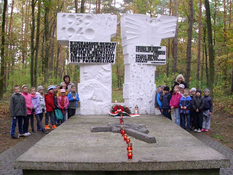 Uczniowie SP w Dopiewcu - grób studentów w lasach zakrzewskich