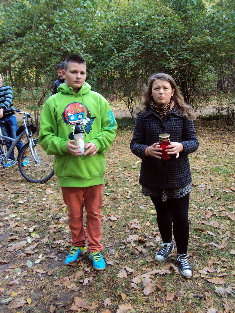 Uczniowie ze SP w Dąbrowie w lasach zakrzewskich
