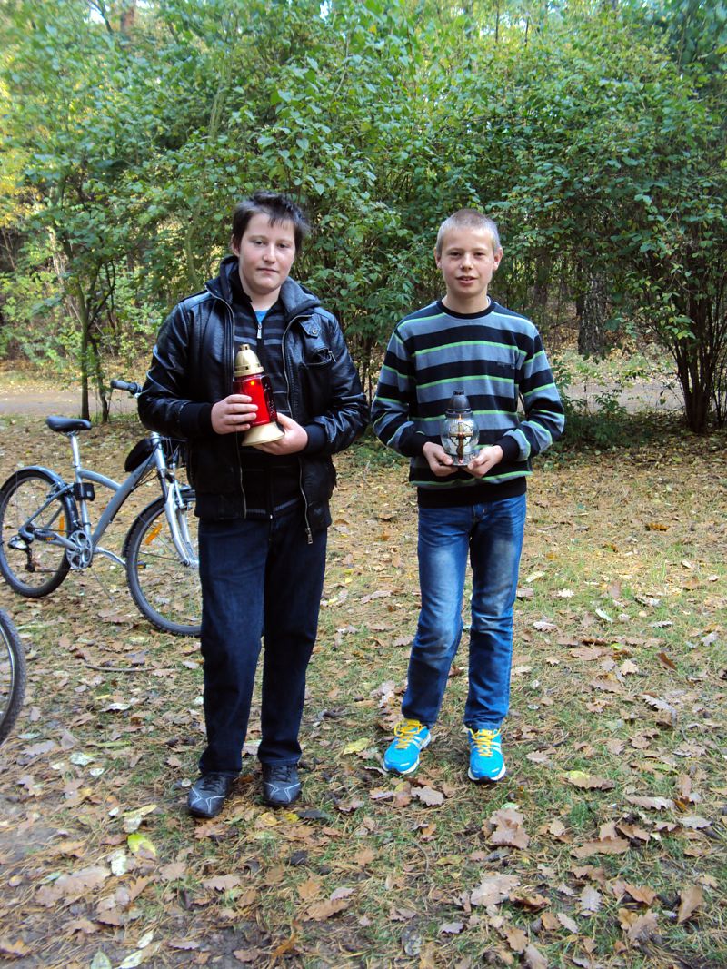 Uczniowie SP w Dąbrowie w lasach zakrzewskich