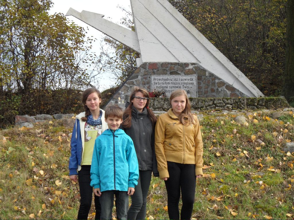 Pomnik w Niewolnie - Dominika Ferenc, Jan Adamski, Jagoda Wozniak I Marta Kuchta