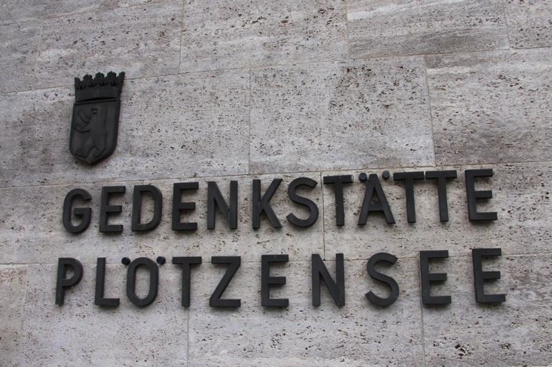 Znicze pamięci zapalone w  Berlinie - Plotzensee i obozie koncentracyjnym  Sachsenhausen 