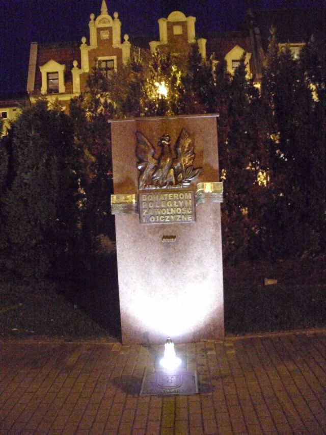 Swarzędz - tablica "Bohaterom poległym za wolność i Ojczyznę" (foto: Arkadiusz Małyszka)