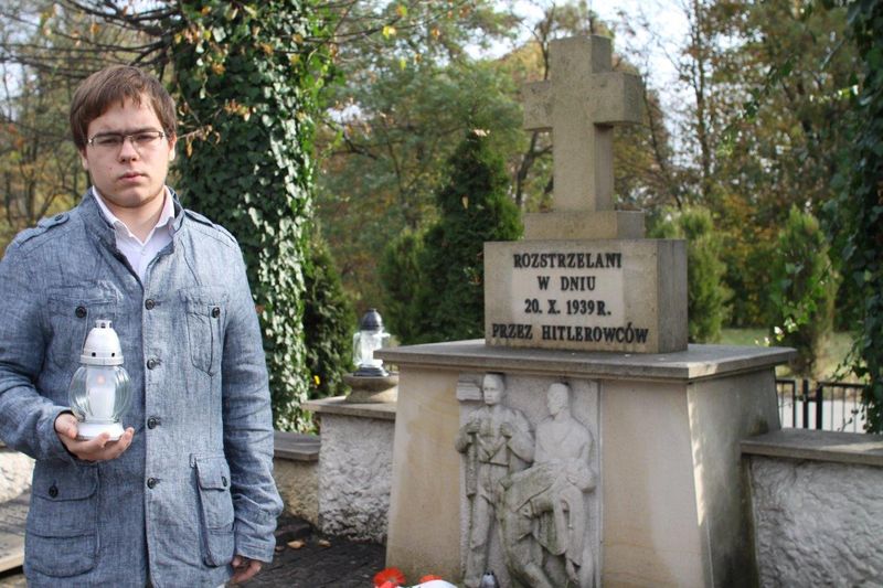 Zapal Znicz Pamięci na cmentarzu w Mosinie