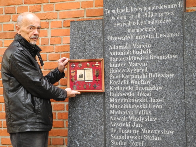 Znicze przy tablicy zamordowanych w Lesznie, m.in. prof. Karpińskiego