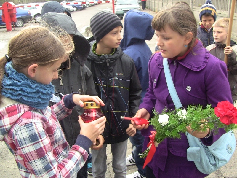 Uczniowie klasy V i VI Katolickiej SP w Sieradzu zapaliły znicze i złożyły kwiaty