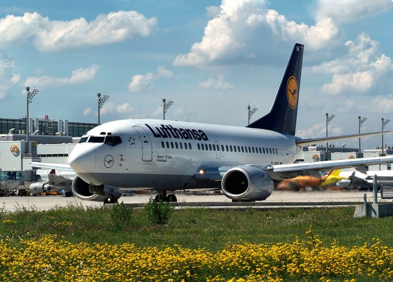samolot lufhansy na lotnisku - Lufthansa