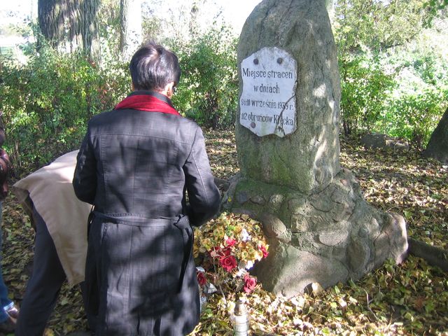 Akcja "Zapal znicz pamięci" w Kłecku k. Gniezna - Znicz pamięci zapalony w miejscu straceń w Kłecku k. Gniezna - Rafał Muniak