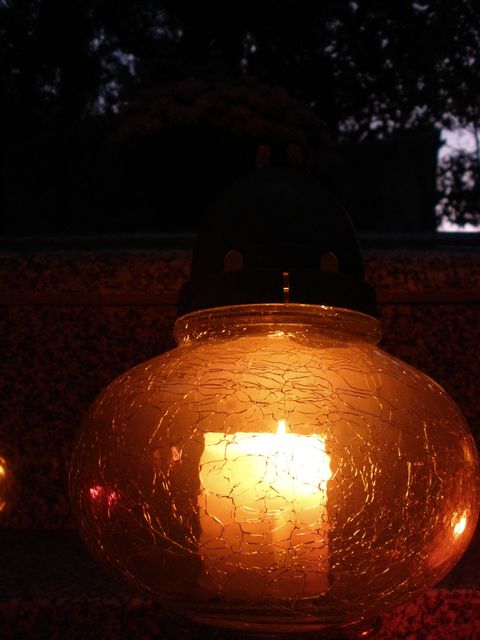 zapal znicz -  junikowo - znicz na cmentarzu Junikowskim w Poznaniu - Natalia Chwirot