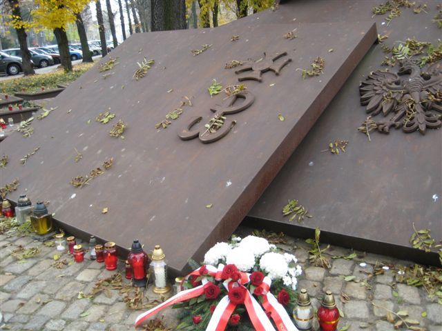 Znicze pod Pomnikiem Państwa Podziemnego 2010 - Magda Konieczna