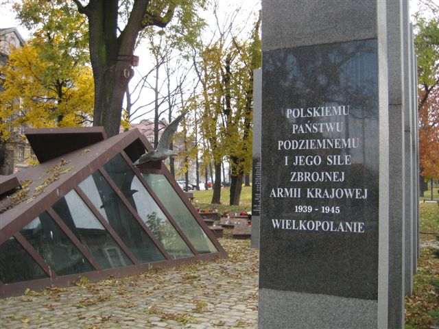 Znicze pod Pomnikiem Państwa Podziemnego 2010 - Magda Konieczna