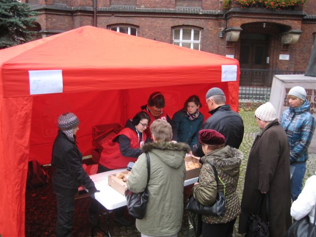 Caritas rozdaje rogale - Aleksandra Włodarczyk
