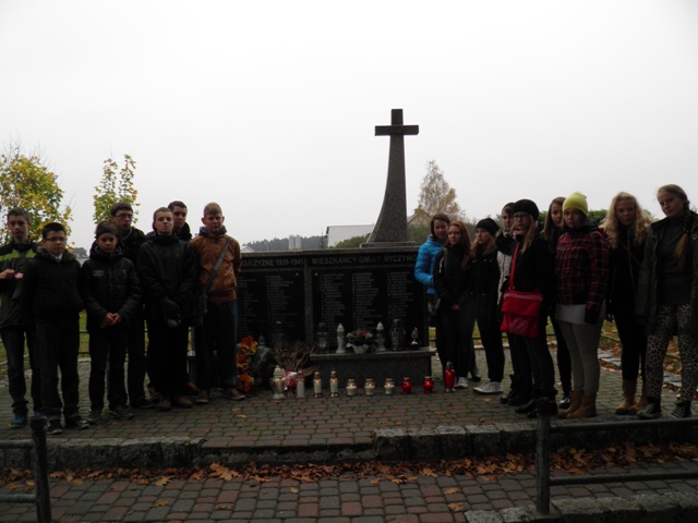 Młodzież zapaliła znicze na Rynku i na cmentarzu