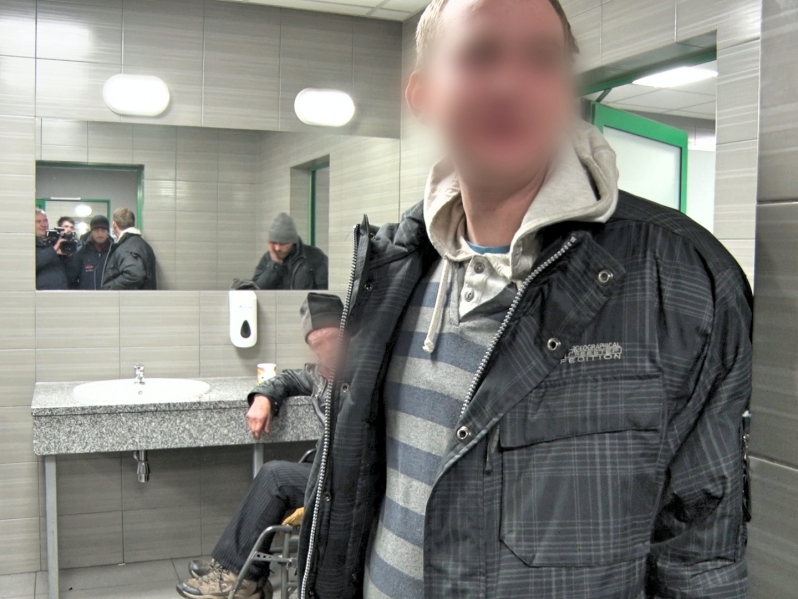 bezdomni w toalecie dworcowej - Marcin Wesołowski