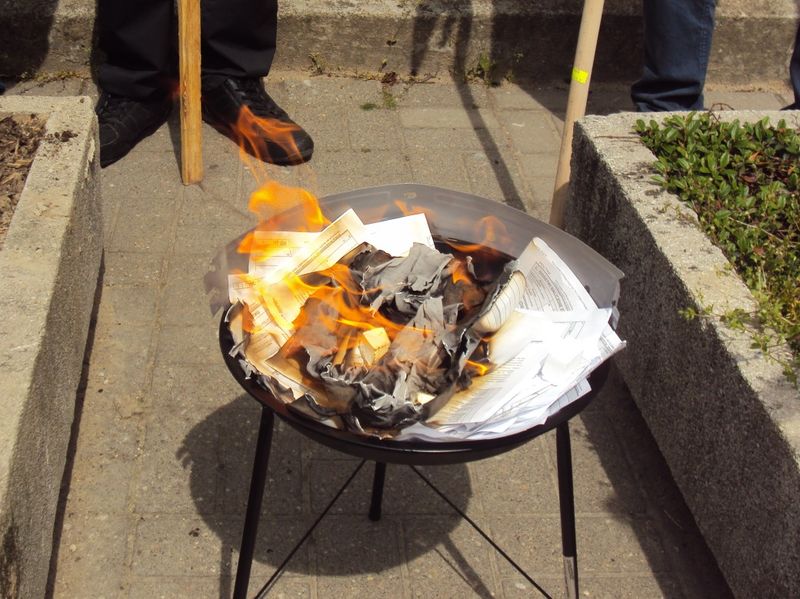 pity płoną na grillu (1) - Maciej Kluczka