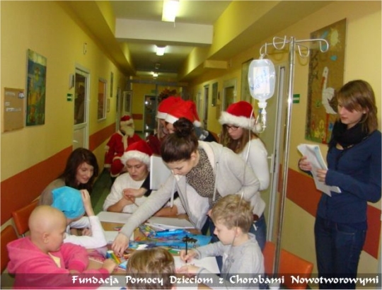 Mikołaj w szpitalu - Fundacja Pomocy Dzieciom z Chorobami Nowotworowymi