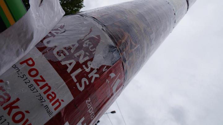 slup oklejony reklamami - Urząd Miasta Poznania