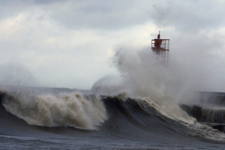 fale morskie sztorm falochron - Marek Kozłowski