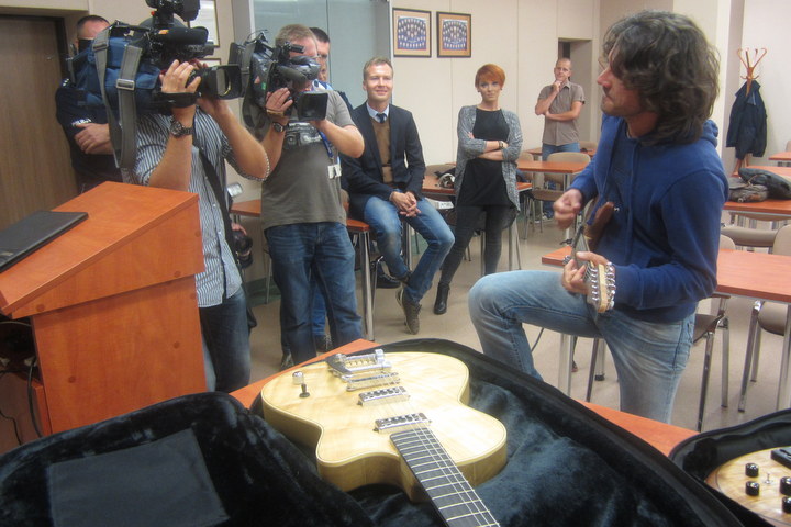 włosi odzyskali gitary - Maciej Kluczka - Radio Merkury