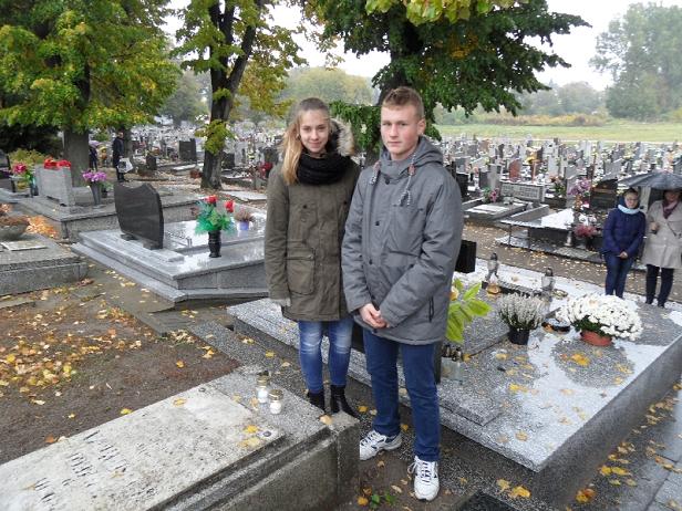 Maciej Adamski - uczniowie i nauczyciele gimnazjum w Trzemesznie zapalali znicze na miejscowym cmentarzu. 