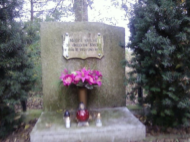 Znicze na grobach obrońców Kłecka