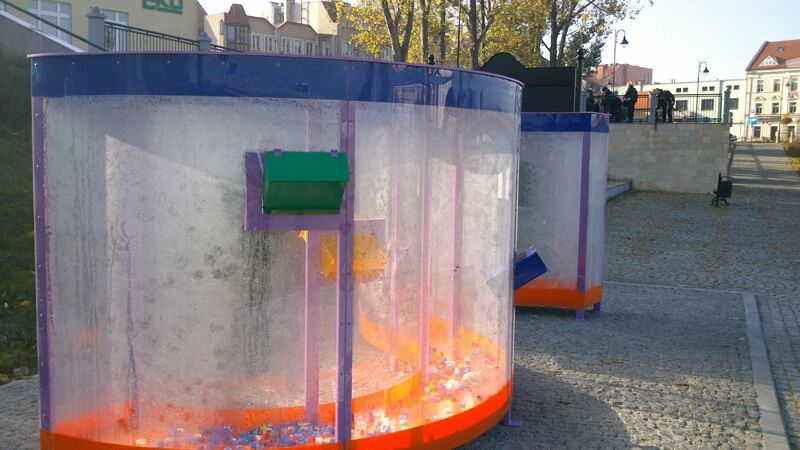 kolorowa sciana na nakrętki - Emilia Chudzińska