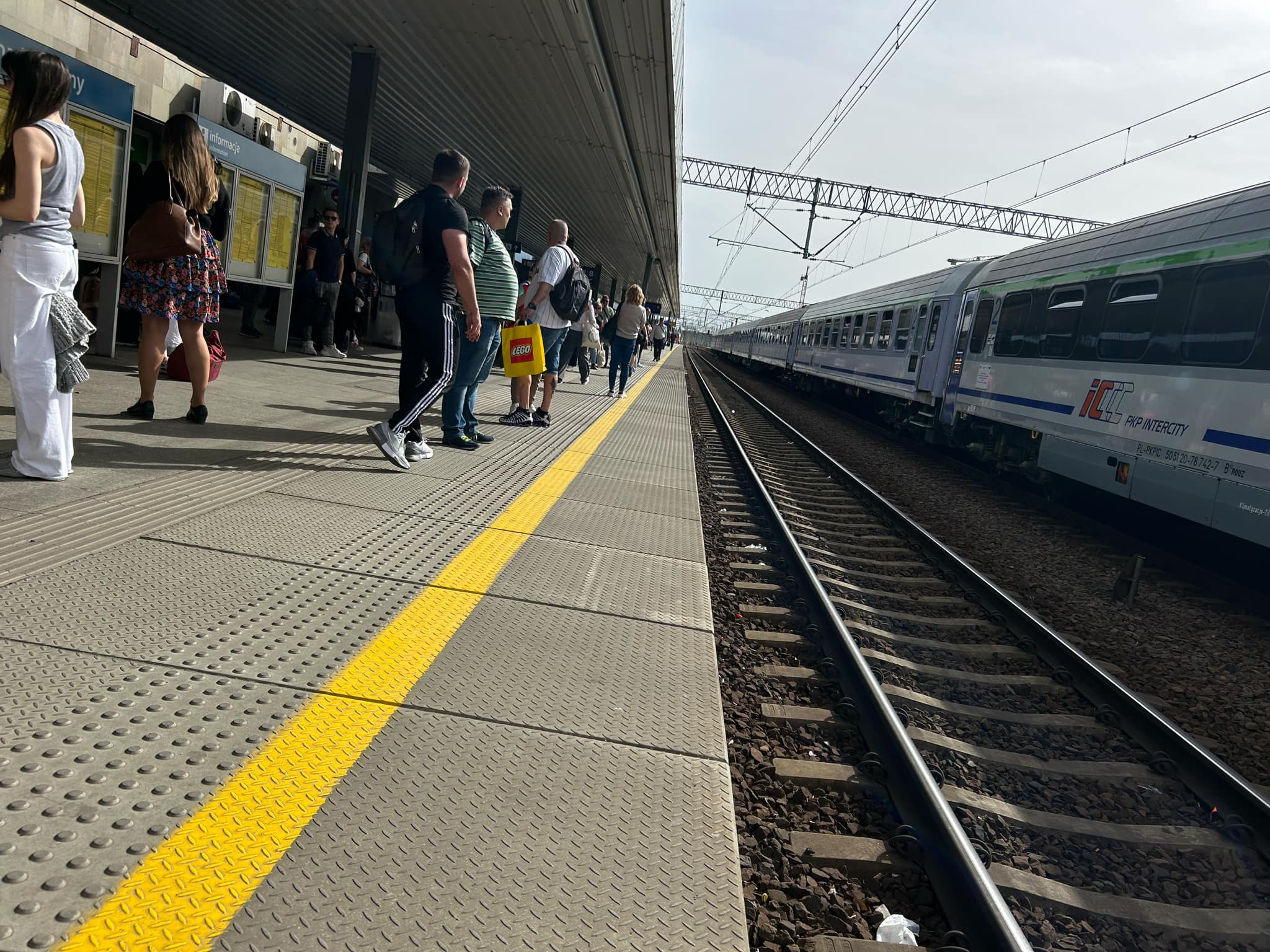 Świąteczny tłok na poznańskim dworcu. Nerwowo, ale bez większych opóźnień