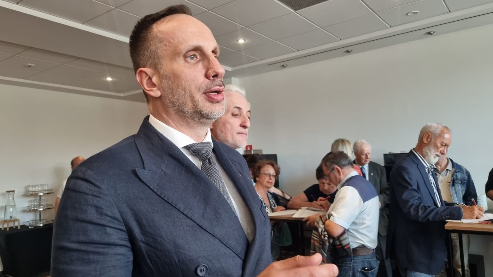 „Nie zatrudniajcie nikogo z Kolumbii, Afryki i Azji”. Janusz Kowalski z apelem w Poznaniu