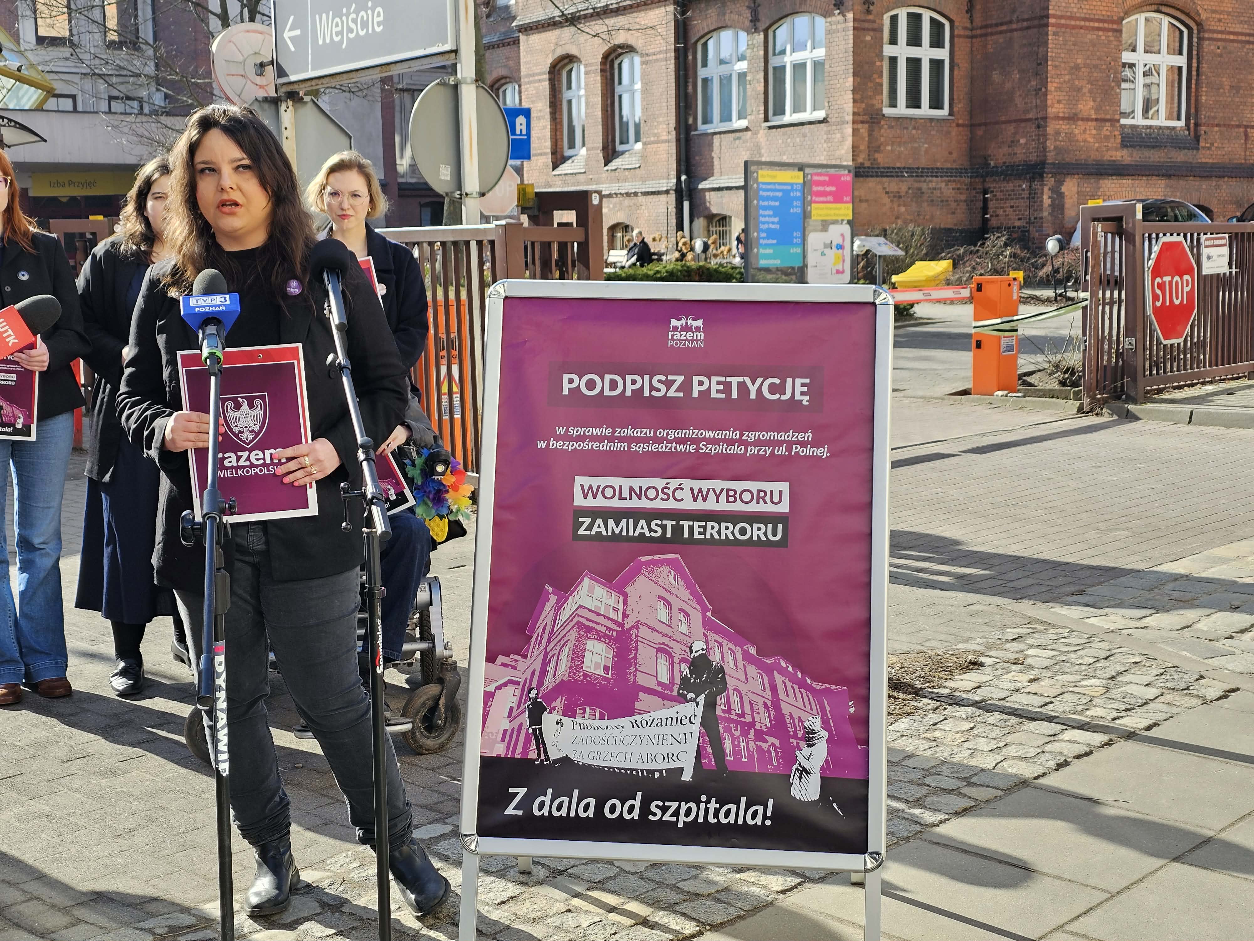 Polityczny spór pod murami szpitala. "To nie miejsce na ideologię”