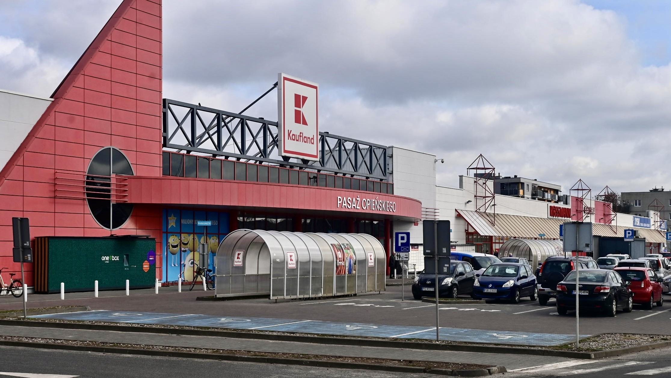 Spór o tereny po pasażu handlowym na Piątkowie. Mieszkańcy chcą zatrzymać rozbiórkę