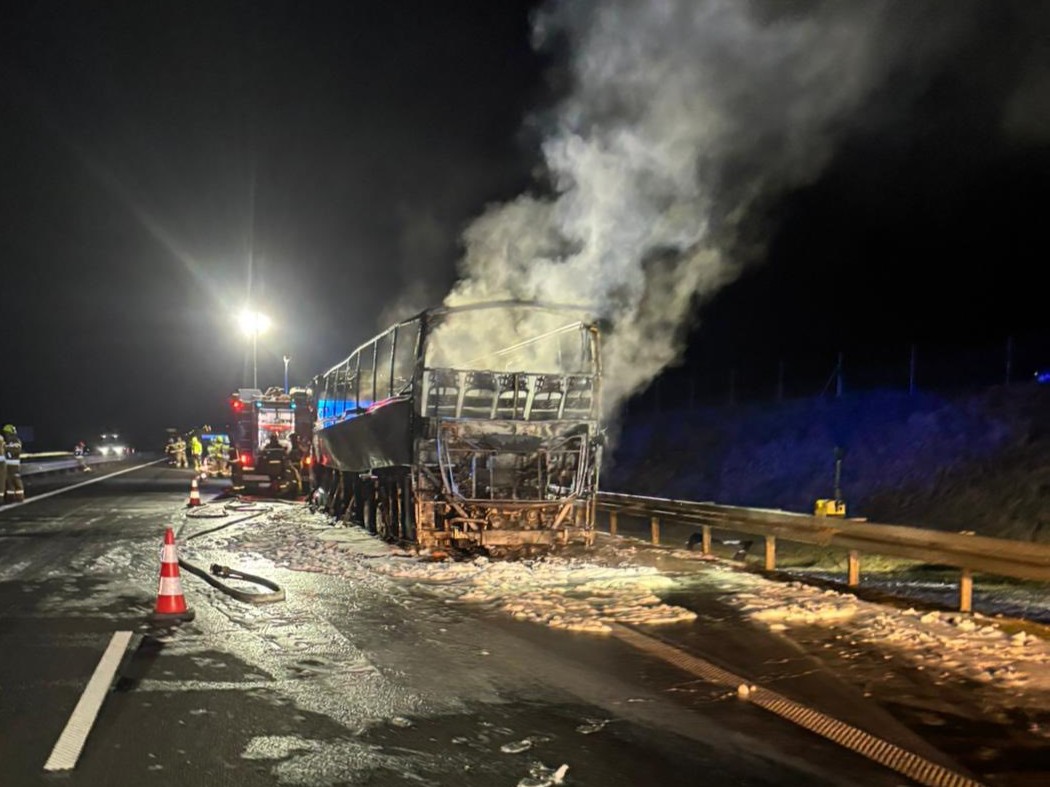 Kłęby dymu nad A2 i pracowita noc strażaków