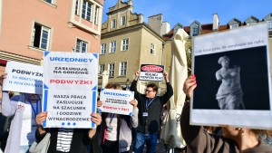 Urzędnicy protestowali w Poznaniu. Skandowali "siedem stów"