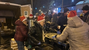 Na Dworcu Letnim w Poznaniu przedświąteczne spotkanie osób w kryzysie bezdomności