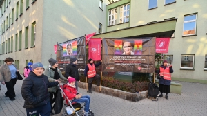 Protest pod poznańskim liceum. Komu przeszkadza Tęczowy Piątek?