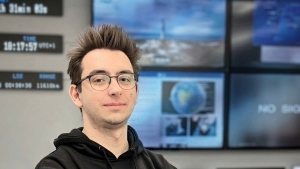 Filip Tomczyk wznosi polską flagę w kosmosie. Satelita HYPE rozpoczyna pionierską misję