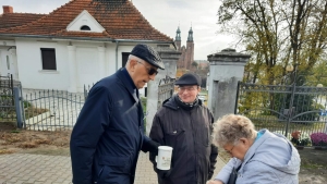 Od rana na trzech gnieźnieńskich cmentarzach trwa kwesta