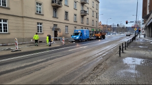 Woda wylała na Garbarach. Służby usuwają skutki awarii