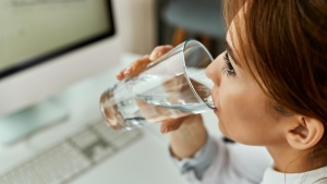 Dystrybutor wody gazowanej do biura – czy warto? Koszty i opinie