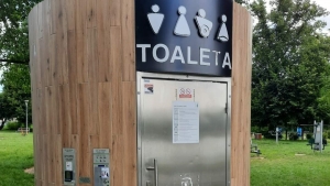 W Gnieźnie policja szuka osób okradających.... publiczne toalety