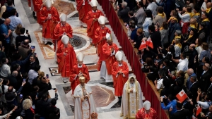 Watykan: rozpoczynają się wybory następcy papieża Franciszka [TRANSMISJA]